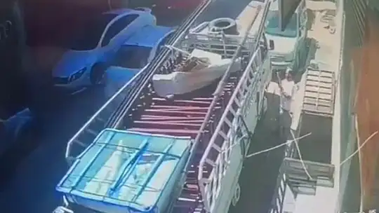 Sıkmak istediği halat kopunca nakliyeci 5 metrelik boşluğa düştü