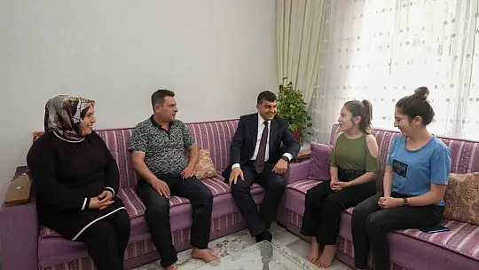 Sınava girecek öğrencilere hediye verdi