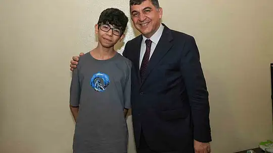 Sınava girecek öğrencilere hediye verdi