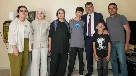 Sınava girecek öğrencilere hediye verdi