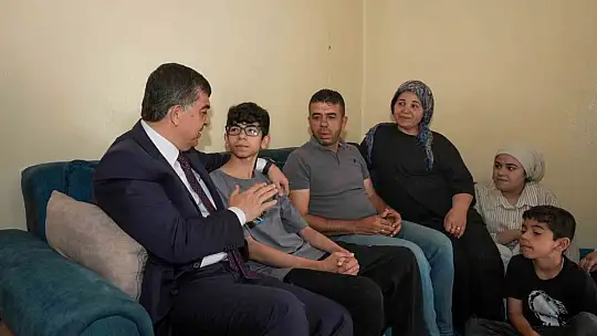 Sınava girecek öğrencilere hediye verdi