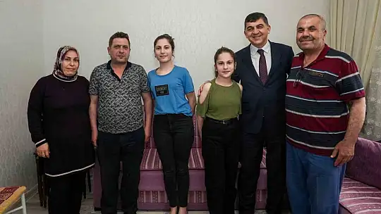 Sınava girecek öğrencilere hediye verdi
