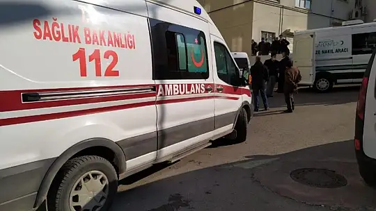 Sitenin otoparkında silahla vurulmuş halde bulundu