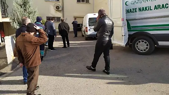 Sitenin otoparkında silahla vurulmuş halde bulundu