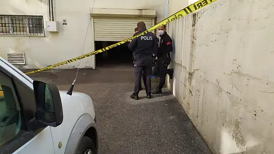 Sitenin otoparkında silahla vurulmuş halde bulundu