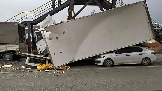 Sıvı yağ yüklü kamyon otomobilin üzerine devrildi, kilolarca yağ yere döküldü