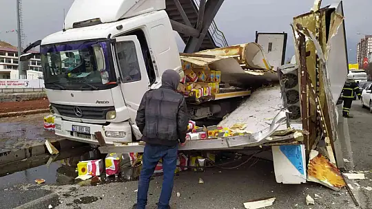 Sıvı yağ yüklü kamyon otomobilin üzerine devrildi, kilolarca yağ yere döküldü