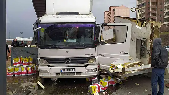 Sıvı yağ yüklü kamyon otomobilin üzerine devrildi, kilolarca yağ yere döküldü
