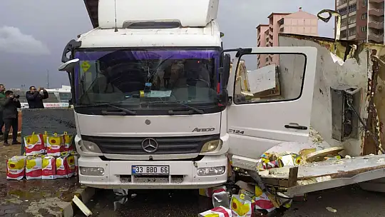 Sıvı yağ yüklü kamyon otomobilin üzerine devrildi, kilolarca yağ yere döküldü