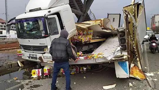 Sıvı yağ yüklü kamyon otomobilin üzerine devrildi, kilolarca yağ yere döküldü