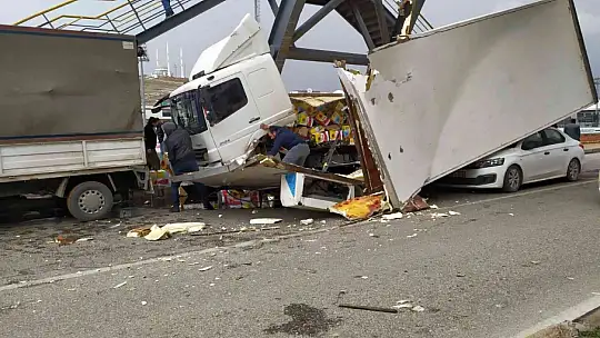 Sıvı yağ yüklü kamyon otomobilin üzerine devrildi, kilolarca yağ yere döküldü