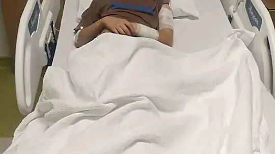 Sokak köpeğinin saldırısına uğrayan çocuk ölümden döndü