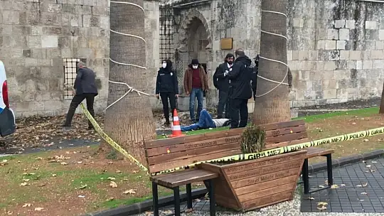 Sokak ortasında kendisini karnından vurdu