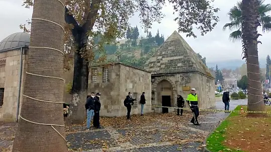 Sokak ortasında kendisini karnından vurdu