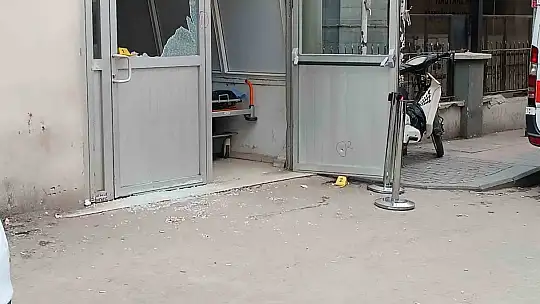 Sokakta başlayan silahlı kavga hastane girişinde son buldu: 1 yaralı