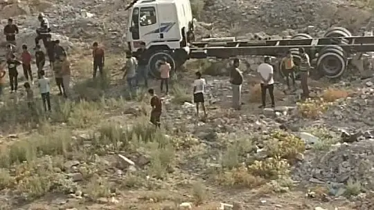 Sokakta oyun oynarken kamyonun altında kalan küçük Salih kurtarılamadı