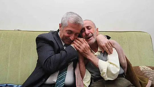 Sosyal medyadan davet aldı, evinde ziyaret etti