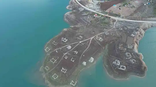 Sular çekildi eski köy ortaya çıktı