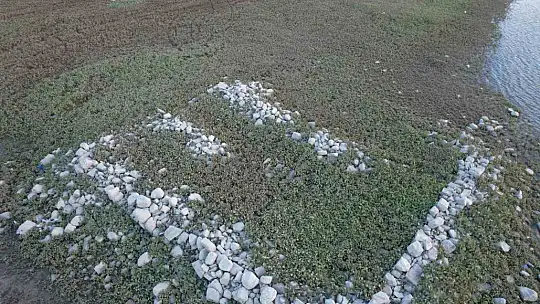 Sular çekildi eski köy ortaya çıktı
