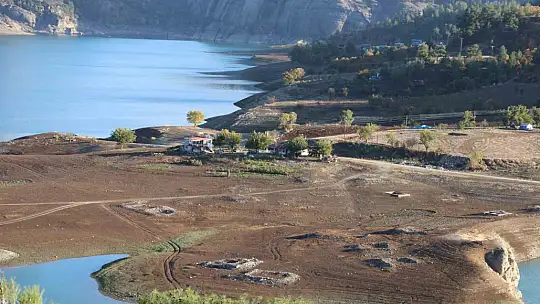 Sular çekildi eski köy ortaya çıktı