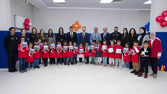 Sürpriz hediyeler, anaokulu öğrencilerini mutlu etti