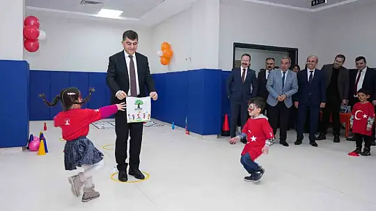 Sürpriz hediyeler, anaokulu öğrencilerini mutlu etti