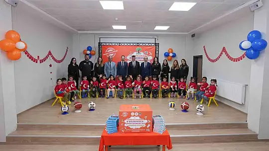 Sürpriz hediyeler, anaokulu öğrencilerini mutlu etti