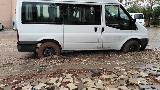 Sürücülerin yağmur, öğrencilerin çamurla imtihanı