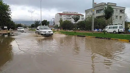 Sürücülerin yağmur, öğrencilerin çamurla imtihanı