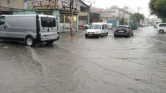 Sürücülerin yağmur, öğrencilerin çamurla imtihanı