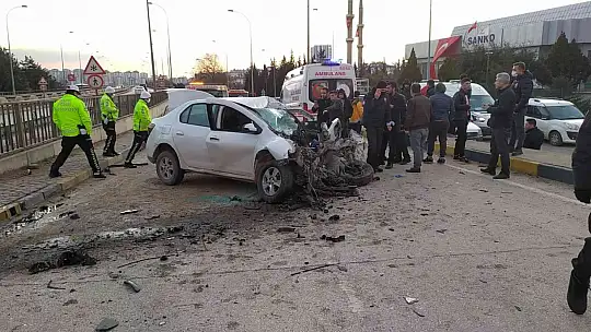 Sürücünün öldüğü feci kaza güvenlik kamerasında