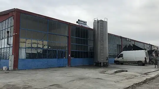 Süt kazanına girip banyo yaptı