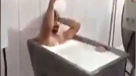 Süt kazanına girip banyo yaptı