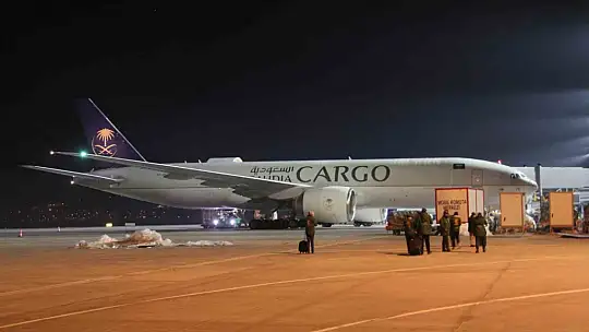 Suudi Arabistan'dan deprem bölgesine 7 uçak dolusu yardım