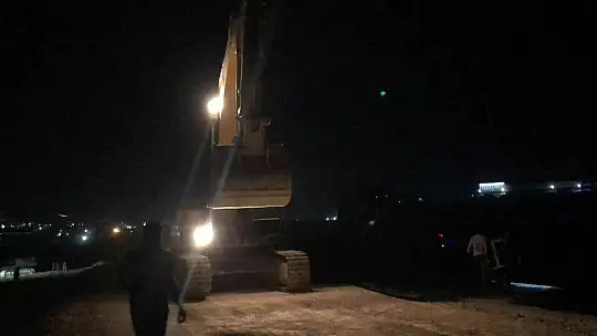 TAG Otoyolu'na akan atığın önünün kesilmesi için çalışma başlatıldı