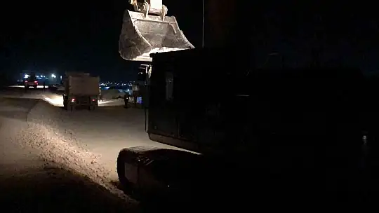 TAG Otoyolu'na akan atığın önünün kesilmesi için çalışma başlatıldı