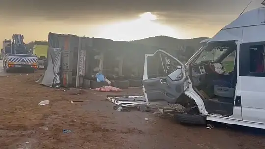 TAG Otoyolu'nda 5 aracın karıştığı kazada ortalık savaş alanına döndü: 2 ölü, 20 yaralı
