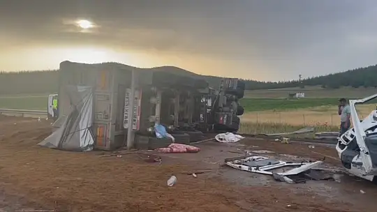 TAG Otoyolu'nda 5 aracın karıştığı kazada ortalık savaş alanına döndü: 2 ölü, 20 yaralı