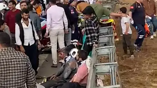 TAG Otoyolu'nda 5 aracın karıştığı kazada ortalık savaş alanına döndü: 2 ölü, 20 yaralı