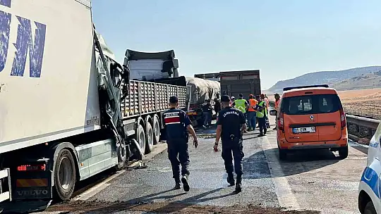 TAG Otoyolu'nda 7 araçlı zincirleme kaza: 1 ölü, 6 yaralı