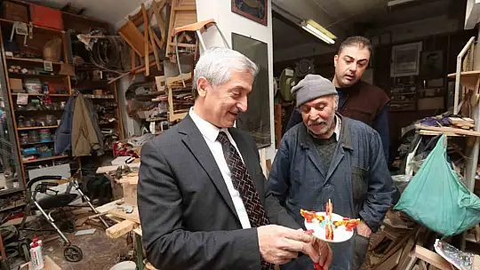 Tahmazoğlu 86 yaşındaki marangoz ustasına misafir oldu
