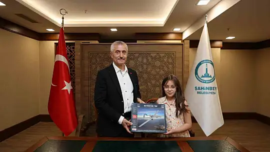 Tahmazoğlu koltuğunu depremzede öğrenciye devretti