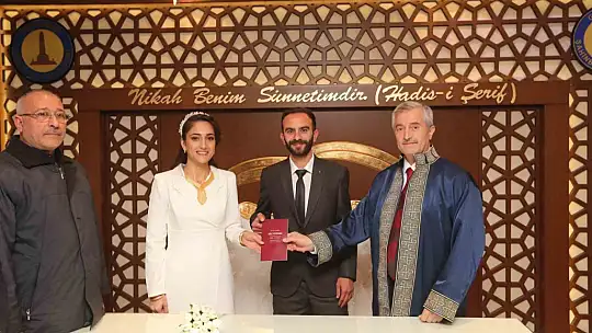 Tahmazoğlu'ndan evlenen gençlere nikah sürprizi