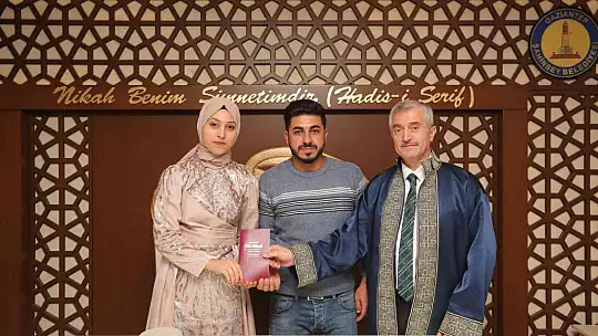 Tahmazoğlu'ndan nikahı kıyılan çifte sürpriz