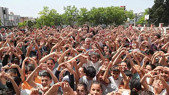 Tahmazoğlu'ndan öğrencilere 120 bin tişört