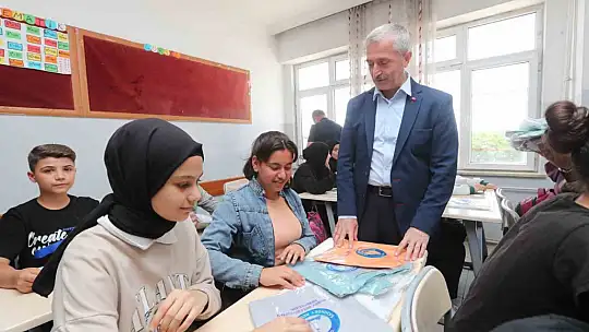 Tahmazoğlu'ndan öğrencilere 120 bin tişört