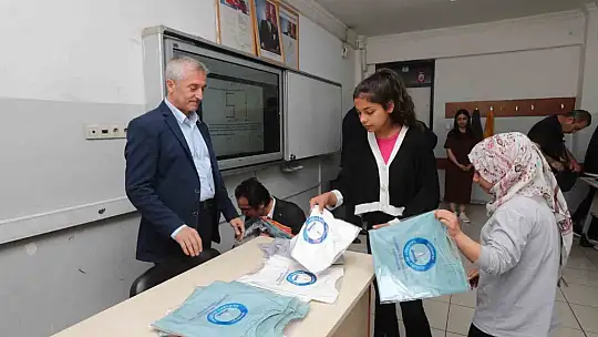 Tahmazoğlu'ndan öğrencilere 120 bin tişört