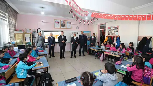 Tahmazoğlu öğrencilerin karne sevincine ortak oldu