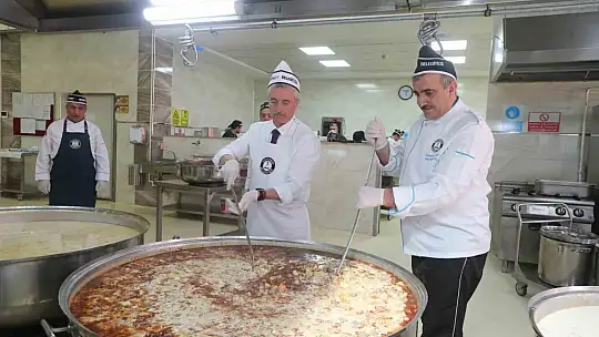 Tahmazoğlu vatandaşlar için kendi elleriyle yemek yaptı