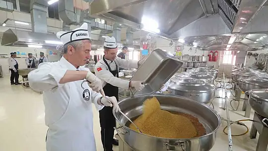 Tahmazoğlu vatandaşlar için kendi elleriyle yemek yaptı